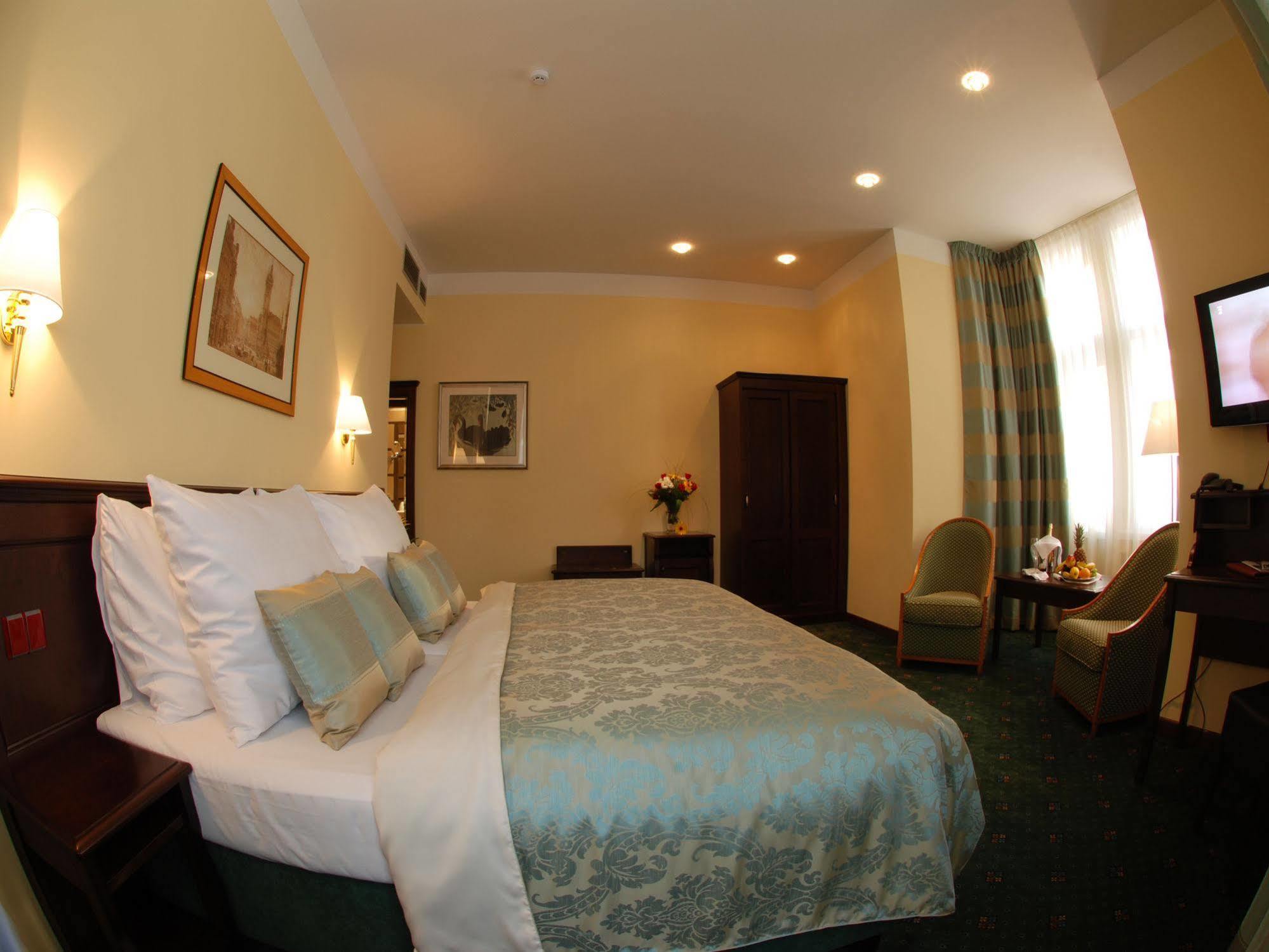 Ea Downtown Hotell 4*